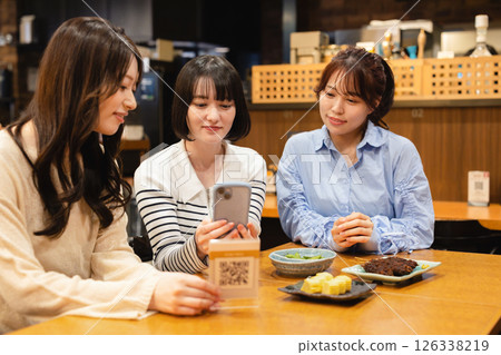 一位女士透過手機訂購 126338219