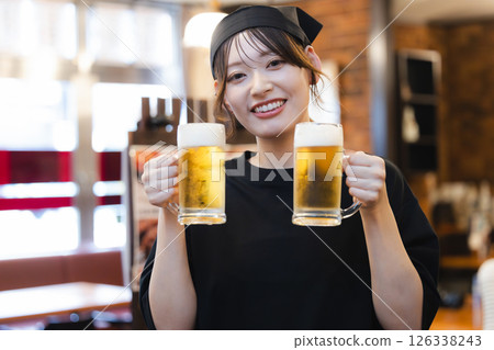 在酒吧工作的女人 126338243