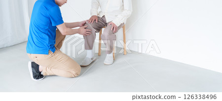 膝蓋疼痛的老人和工作人員 126338496