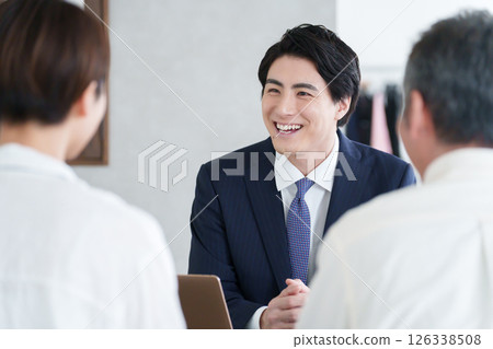 A salesman and a parent-child customer having a meeting 126338508