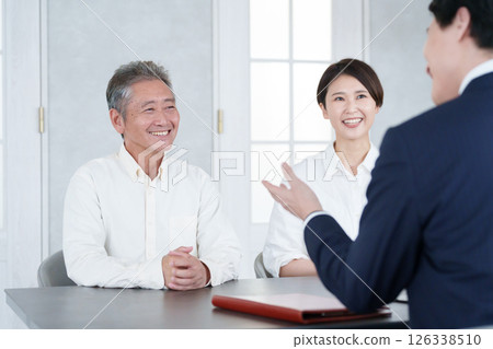 A salesman and a parent-child customer having a meeting A salesman and a parent-child customer having a meeting 126338510