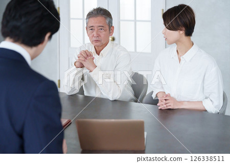 A salesman and a parent-child customer having a meeting A salesman and a parent-child customer having a meeting 126338511