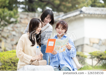 一位女士正在看旅遊地圖 126338530