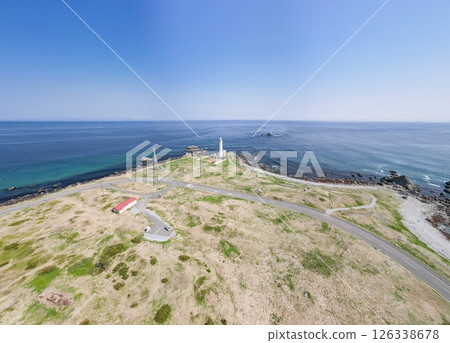青森縣下北半島本州最北端尻屋崎燈塔的鳥瞰圖 青森縣下北半島本州最北端尻屋崎燈塔的鳥瞰圖 126338678