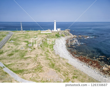 青森縣下北半島本州最北端尻屋崎燈塔的鳥瞰圖 126338687