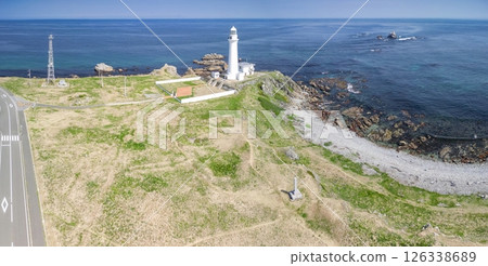 青森縣下北半島本州最北端尻屋崎燈塔的鳥瞰圖 青森縣下北半島本州最北端尻屋崎燈塔的鳥瞰圖 126338689