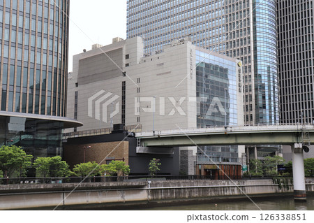 住友中之島大樓(照片中央。大阪市北區中之島。住友倉庫總公司等) 住友中之島大樓(照片中央。大阪市北區中之島。住友倉庫總公司等) 126338851