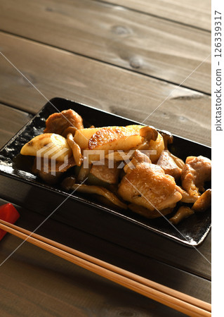 Stir-fried potatoes and chicken with oyster sauce 126339317