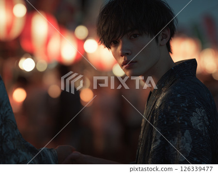 和女友一起參加夏日祭典的男子 126339477