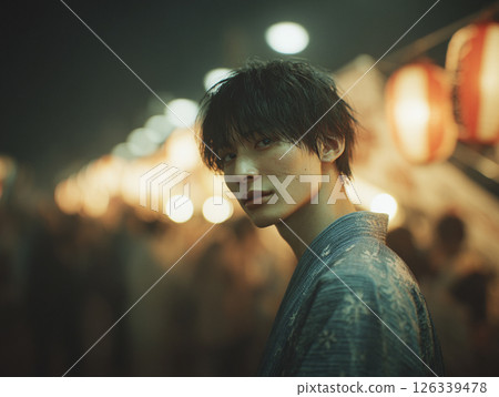 和女友一起參加夏日祭典的男子 126339478