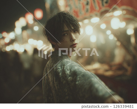 和女友一起參加夏日祭典的男子 126339481