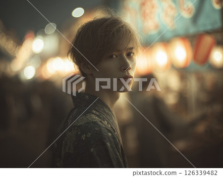 和女友一起參加夏日祭典的男子 126339482