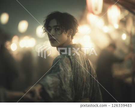 和女友一起參加夏日祭典的男子 126339483