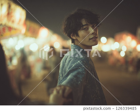 和女友一起參加夏日祭典的男子 126339485