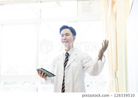 一位穿白大褂的男老師正在上課 126339510