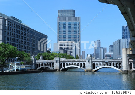 從堂島川河畔眺望的水晶橋(大阪市北區) 從堂島川河畔眺望的水晶橋(大阪市北區) 126339975