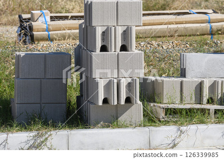 住宅開發區空地上存放的建築材料 126339985