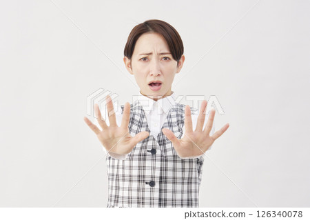 女性辦公室職員停止手勢白色背景 126340078