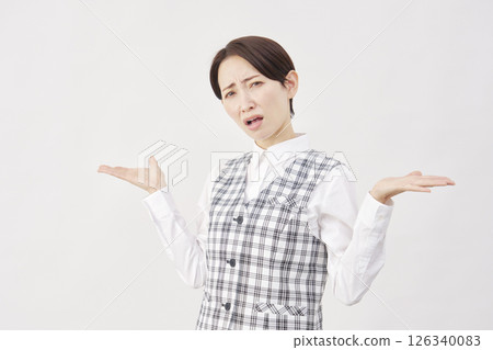 女辦公室職員，放棄的姿態，白色背景，看著相機 126340083
