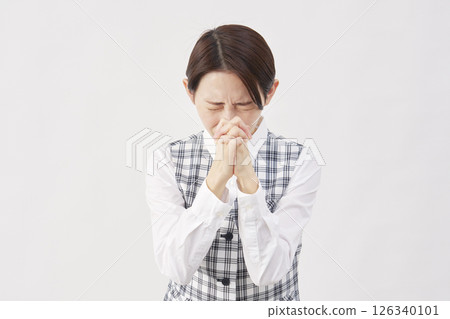 白色背景下的女性辦公室職員懇求 126340101