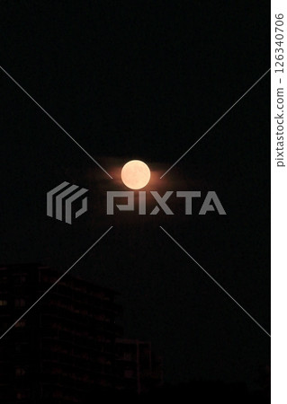 在滿月之夜,被滿月照亮 在滿月之夜,被滿月照亮 126340706