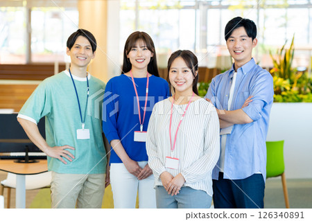 年輕的工程師在辦公室工作。照片由東京電子專門學校電波學園提供。 126340891