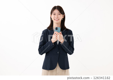 一個女人高興地看到一部智能手機 一個女人高興地看到一部智能手機 126341182