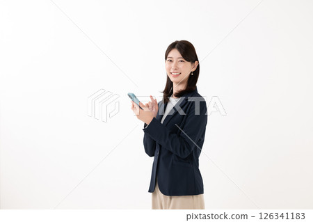一個女人高興地看到一部智能手機 126341183
