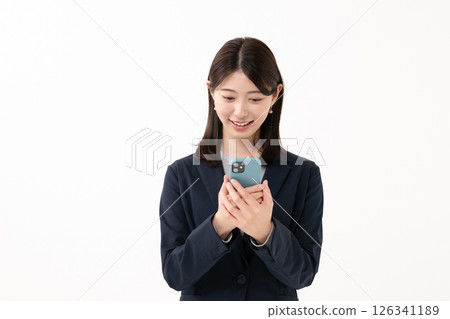 一個女人高興地看到一部智能手機 一個女人高興地看到一部智能手機 126341189