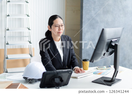 一名女員工正在檢查施工文件 一名女員工正在檢查施工文件 126341244
