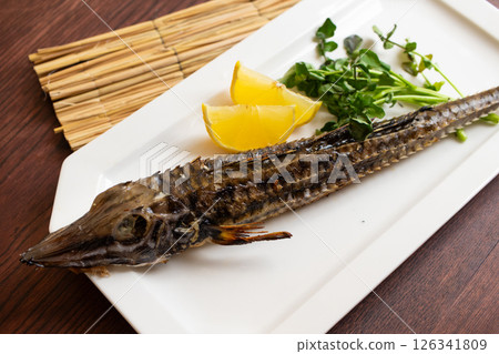 Whole grilled star anise (3) 126341809