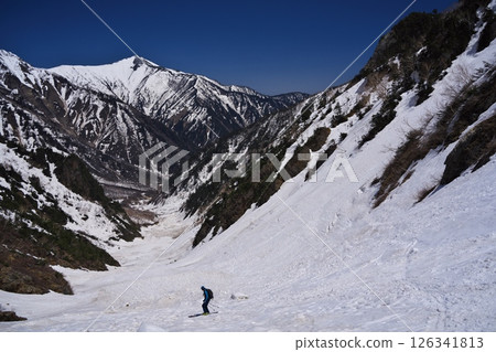 春季滑雪愛好者在針木山雪原上滑雪，同時欣賞慈岳的美景 126341813