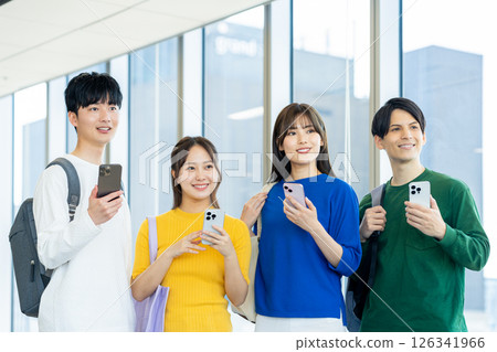男女大學生正在看智慧型手機。照片由東京電子專門學校電波學園提供。 男女大學生正在看智慧型手機。照片由東京電子專門學校電波學園提供。 126341966