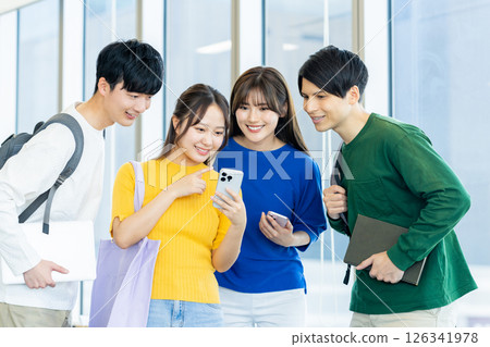 男女大學生正在看智慧型手機。照片由東京電子專門學校電波學園提供。 126341978
