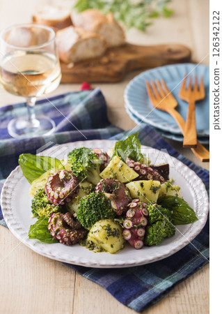 綠花椰菜羅勒沙拉 126342122