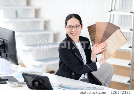 房屋製造商的女員工拿著地板樣本進行講解 126342321