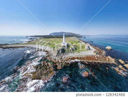 青森縣下北半島本州最北端尻屋崎燈塔的鳥瞰圖 126342468