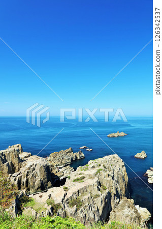 Tojinbo, Fukui Prefecture: Blue skies and ocean 126342537