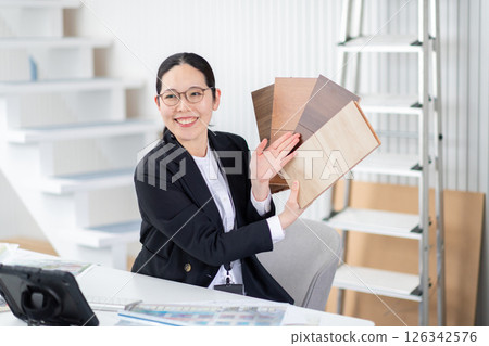 A woman explaining with building material samples 126342576
