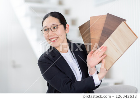 一位女商人介紹地板樣品 一位女商人介紹地板樣品 126342638