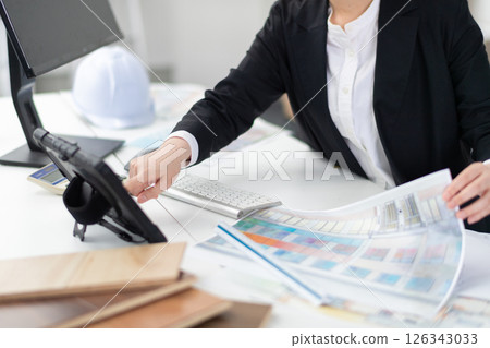 建築公司女員工的手正在操作平板電腦 126343033