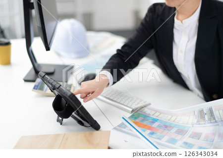 建築公司女員工的手正在操作平板電腦 126343034