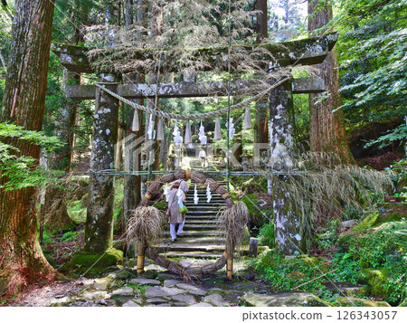 福岡縣添田町比高山山腰上的高住神社的鳥居和環形通道 126343057
