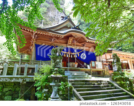 The worship hall of Takazumi Shrine, located on the slopes of Mount Hiko in Soeda Town, Fukuoka Prefecture 126343058