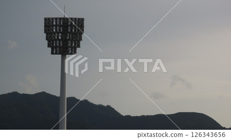 棒球場的照明 126343656