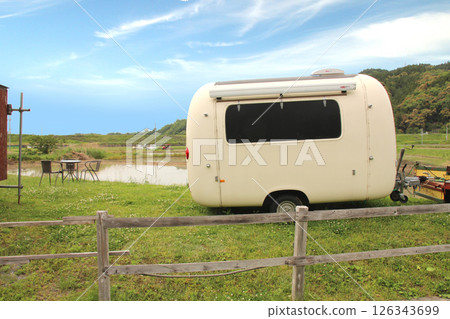 露營車和鄉村風景 126343699