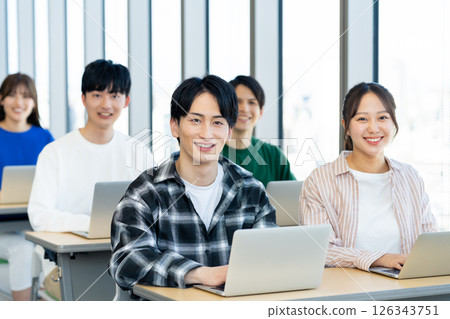 大學生正在用電腦聽課。照片由東京電子專門學校電波學園提供。 大學生正在用電腦聽課。照片由東京電子專門學校電波學園提供。 126343751