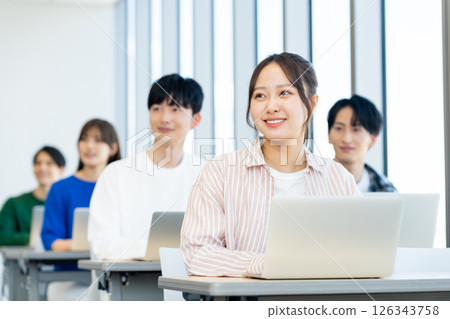 大學生正在用電腦聽課。照片由東京電子專門學校電波學園提供。 126343758