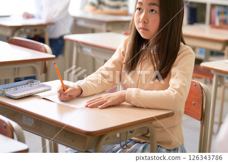 女小學生在課堂上正向學習 126343786