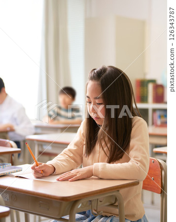 小學女孩在教室裡學習 126343787